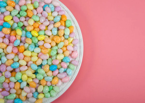 Banyak Kacang Jeli Permen Berwarna Warni Piring Porselen Yang Diletakkan — Stok Foto