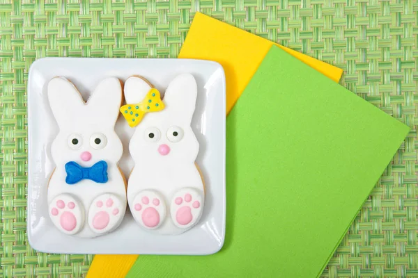 Easter Bunny Sugar Cookies Piatto Con Sfondo Tappetino Posto Verde — Foto Stock