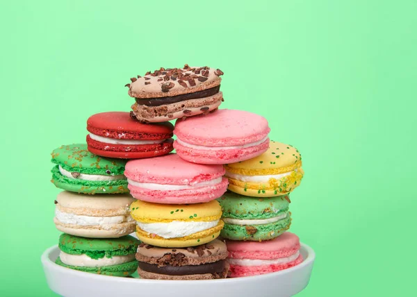 Feche Cookies Macaron Várias Cores Primavera Empilhados Uma Placa Branca — Fotografia de Stock