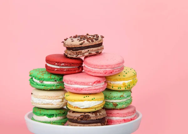 Feche Cookies Macaron Várias Cores Primavera Empilhados Uma Placa Branca — Fotografia de Stock