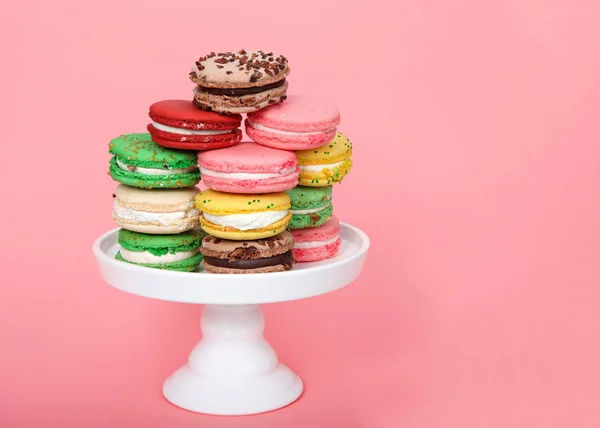 Biscoitos Macaron Várias Cores Primavera Empilhados Pedestal Branco Fundo Rosa — Fotografia de Stock