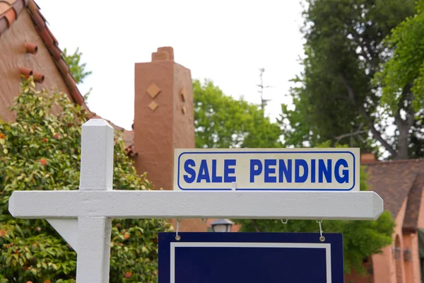 Close Sale Pending Sign Home First Time Home Buyers California — Stock Photo, Image