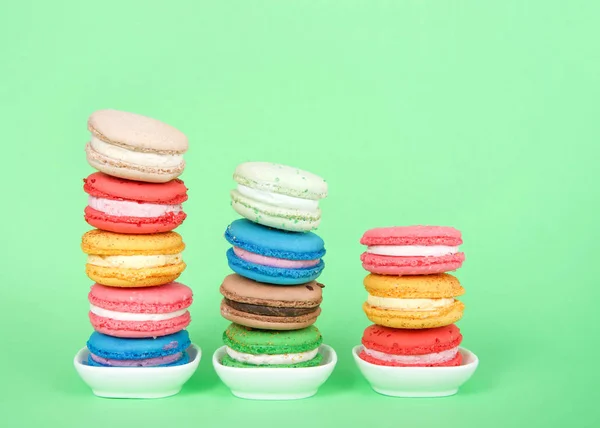 Biscoitos Macaron Minúsculos Pratos Brancos Empilhados Linhas Graduadas Pastelaria Francesa — Fotografia de Stock