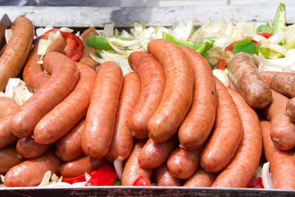 Grandi Salsicce Hot Dog Grigliate Accanto Alle Cipolle Tritate Una — Foto Stock