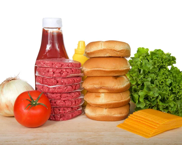 生汉堡饼堆放在木桌上 有包子 西红柿 番茄酱 烧烤午餐或晚餐的成分隔离在白色 — 图库照片