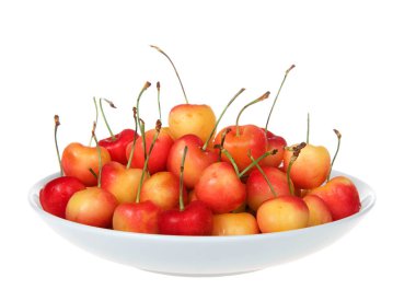 Taze organik Rainier Kiraz dolu porselen kase kapatın. Kiraz Bu tür tatlı ve lezzetli ve kırmızı ve sarı renk vardır.