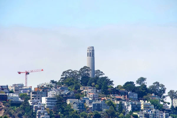旧金山的科特塔 从海湾看 Coit Tower 是位于加利福尼亚州旧金山电报山附近的一座 210 英尺高的塔楼 享有城市和海湾的全景 — 图库照片