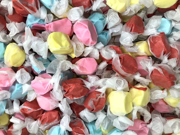 Fondo Taffy Agua Salada Varios Sabores Colores Envueltos Papel Transparente —  Fotos de Stock