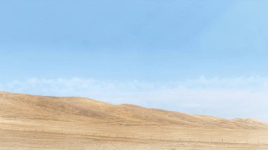 Orta Kaliforniya 'nın 5 numaralı otoban boyunca kuraklıktan kurumuş panoramik manzarası. Yangın tehlikesi.