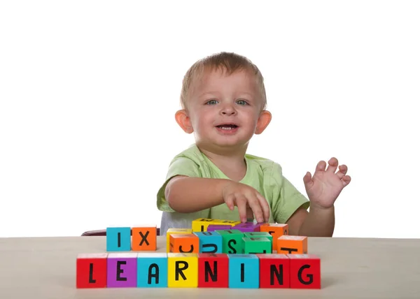 Kaukasiska Småbarn Manliga Barn Leker Lärande Med Färgglada Träbokstäver Block — Stockfoto