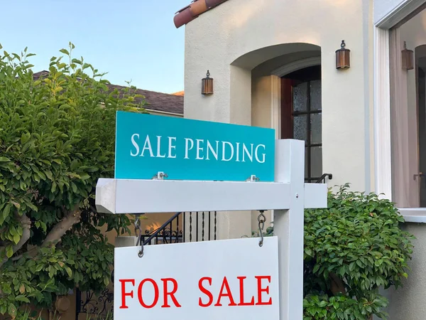 Close Sale Sale Pending Sign Front California Home Housing Crisis — Stock Photo, Image