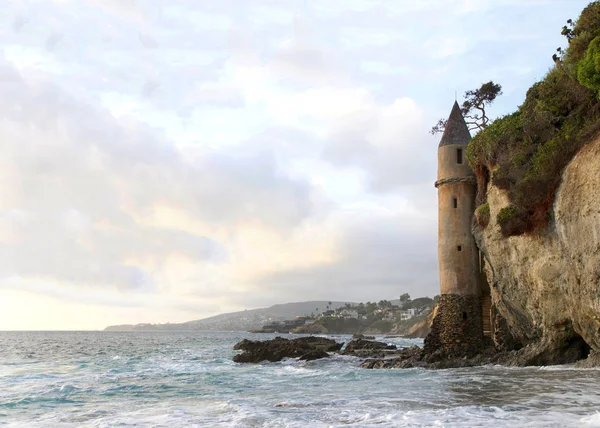 Fale Uderzające Skały Podstawy Tour Wieża Laguna Beach Kalifornii Pochmurne — Zdjęcie stockowe