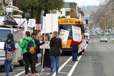 Oakland, Ca - 18 Ocak 2019: Oakland 'daki öğretmenler, ilçeyle olan sözleşme görüşmelerinde yavaş ilerlemeyi protesto etmek için bir gün 