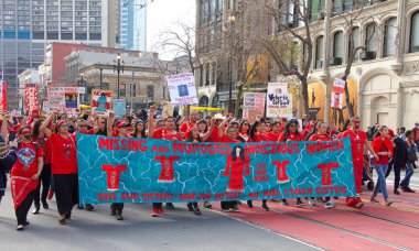 San Francisco, Ca - 19 Ocak 2019 Kadınlar Yürüyüşü 'nün kimliği belirsiz katılımcıları. Bu yılın teması 