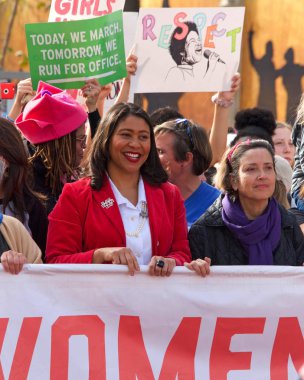 San Francisco, Ca - 19 Ocak 2019: Kadın Yürüyüşü 'nün kimliği belirsiz katılımcılarıyla Belediye Başkanı London Breed. Bu yılın teması 