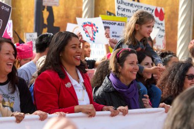 San Francisco, Ca - 19 Ocak 2019: Kadın Yürüyüşü 'nün kimliği belirsiz katılımcılarıyla Belediye Başkanı London Breed. Bu yılın teması 