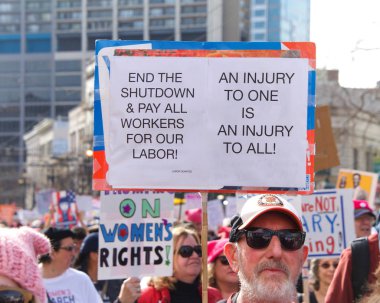 San Francisco, Ca - 19 Ocak 2019 Kadınlar Yürüyüşü 'nün kimliği belirsiz katılımcıları. Bu yılın teması 