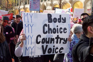 San Francisco, Ca - 19 Ocak 2019 Kadınlar Yürüyüşü 'nün kimliği belirsiz katılımcıları. Bu yılın teması 