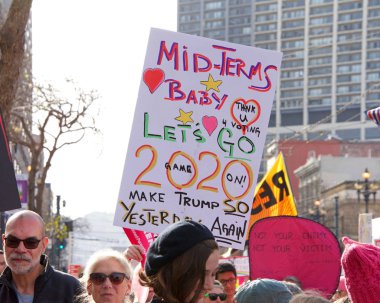 San Francisco, Ca - 19 Ocak 2019 Kadınlar Yürüyüşü 'nün kimliği belirsiz katılımcıları. Bu yılın teması 