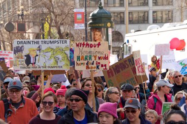 San Francisco, Ca - 19 Ocak 2019 Kadınlar Yürüyüşü 'nün kimliği belirsiz katılımcıları. Bu yılın teması 