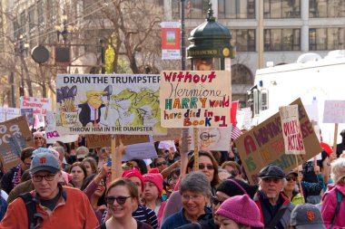San Francisco, Ca - 19 Ocak 2019 Kadınlar Yürüyüşü 'nün kimliği belirsiz katılımcıları. Bu yılın teması 