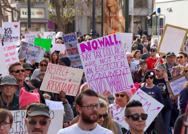 San Francisco, Ca - 19 Ocak 2019 Kadınlar Yürüyüşü 'nün kimliği belirsiz katılımcıları. Bu yılın teması 