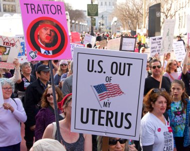 San Francisco, Ca - 19 Ocak 2019 Kadınlar Yürüyüşü 'nün kimliği belirsiz katılımcıları. Bu yılın teması 