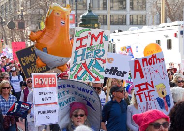 San Francisco, Ca - 19 Ocak 2019 Kadınlar Yürüyüşü 'nün kimliği belirsiz katılımcıları. Bu yılın teması 