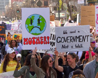 San Francisco, Ca - 19 Ocak 2019 Kadınlar Yürüyüşü 'nün kimliği belirsiz katılımcıları. Bu yılın teması 