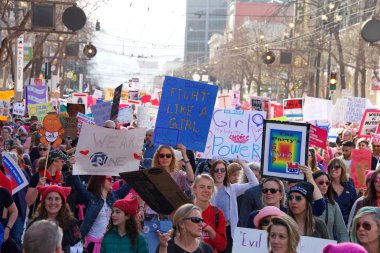 San Francisco, Ca - 19 Ocak 2019 Kadınlar Yürüyüşü 'nün kimliği belirsiz katılımcıları. Bu yılın teması 