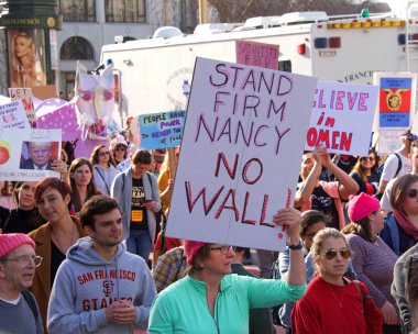 San Francisco, Ca - 19 Ocak 2019 Kadınlar Yürüyüşü 'nün kimliği belirsiz katılımcıları. Bu yılın teması 