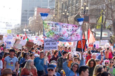 San Francisco, Ca - 19 Ocak 2019 Kadınlar Yürüyüşü 'nün kimliği belirsiz katılımcıları. Bu yılın teması 