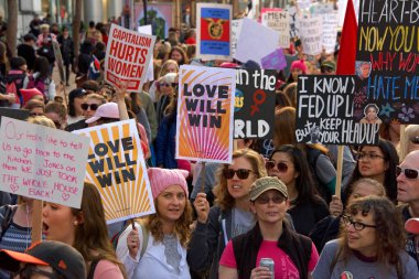 San Francisco, Ca - 19 Ocak 2019 Kadınlar Yürüyüşü 'nün kimliği belirsiz katılımcıları. Bu yılın teması 