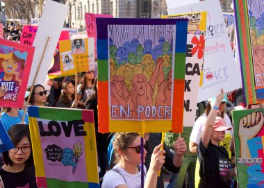 San Francisco, Ca - 19 Ocak 2019 Kadınlar Yürüyüşü 'nün kimliği belirsiz katılımcıları. Bu yılın teması 