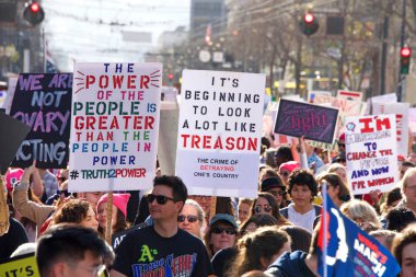 San Francisco, Ca - 19 Ocak 2019 Kadınlar Yürüyüşü 'nün kimliği belirsiz katılımcıları. Bu yılın teması 