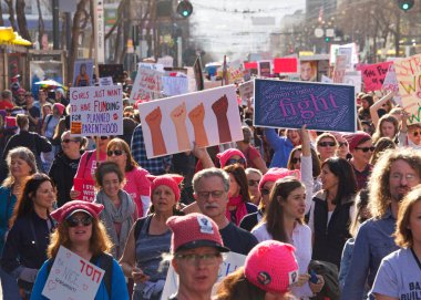 San Francisco, Ca - 19 Ocak 2019 Kadınlar Yürüyüşü 'nün kimliği belirsiz katılımcıları. Bu yılın teması 