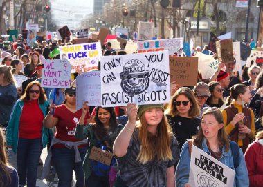 San Francisco, Ca - 19 Ocak 2019 Kadınlar Yürüyüşü 'nün kimliği belirsiz katılımcıları. Bu yılın teması 