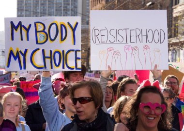 San Francisco, Ca - 20 Ocak 2018 Kadınlar Yürüyüşü 'nün kimliği belirsiz katılımcıları. Tüm insanları kadın haklarını desteklemeye teşvik etmek ve 2018 seçimlerinde oy kullanmaya teşvik etmek için tasarlandı..