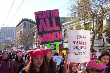 San Francisco, Ca - 20 Ocak 2018 Kadınlar Yürüyüşü 'nün kimliği belirsiz katılımcıları. Tüm insanları kadın haklarını desteklemeye teşvik etmek ve 2018 seçimlerinde oy kullanmaya teşvik etmek için tasarlandı..