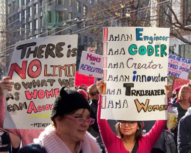 San Francisco, Ca - 20 Ocak 2018 Kadınlar Yürüyüşü 'nün kimliği belirsiz katılımcıları. Tüm insanları kadın haklarını desteklemeye teşvik etmek ve 2018 seçimlerinde oy kullanmaya teşvik etmek için tasarlandı..