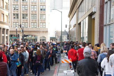 Oakland, Ca - 27 Ocak 2019: 2020 seçimleri için başkanlık kampanyasını resmen başlatan binlerce kişi California Senatörü Kamala Harris için düzenlenen mitinglere katıldı. Mekana girmek için satır.