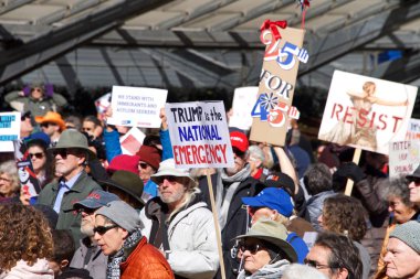 San Francisco, Ca - 18 Şubat 2019: Başkan Donald Trump 'ın ulusal acil durum bildirisini protesto eden tanımlanamayan katılımcılar. Başkanlar Günü Protestosu olarak adlandırılan Sahte Savaş Krizi.