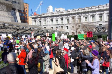 San Francisco, Ca - 18 Şubat 2019: Başkan Donald Trump 'ın ulusal acil durum bildirisini protesto eden tanımlanamayan katılımcılar. Başkanlar Günü Protestosu olarak adlandırılan Sahte Savaş Krizi.