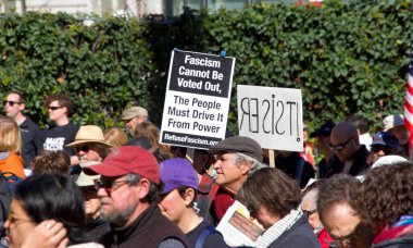 San Francisco, Ca - 18 Şubat 2019: Başkan Donald Trump 'ın ulusal acil durum bildirisini protesto eden tanımlanamayan katılımcılar. Başkanlar Günü Protestosu olarak adlandırılan Sahte Savaş Krizi.