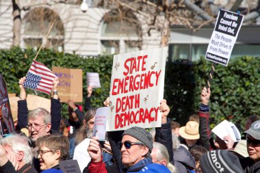 San Francisco, Ca - 18 Şubat 2019: Başkan Donald Trump 'ın ulusal acil durum bildirisini protesto eden tanımlanamayan katılımcılar. Başkanlar Günü Protestosu olarak adlandırılan Sahte Savaş Krizi.