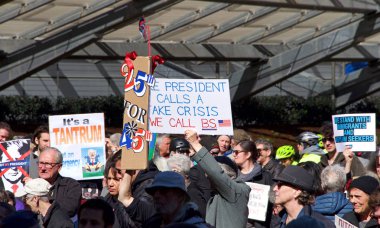 San Francisco, Ca - 18 Şubat 2019: Başkan Donald Trump 'ın ulusal acil durum bildirisini protesto eden tanımlanamayan katılımcılar. Başkanlar Günü Protestosu olarak adlandırılan Sahte Savaş Krizi.