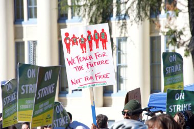 Oakland, Ca - 21 Şubat 2019 Oakland öğretmenleri Oakland Teknik Lisesi 'nin dışında grev yaptılar, sonra da belediye binasına yürüdüler. Daha küçük sınıflar ve daha büyük maaş çekleri için savaşıyorlar..