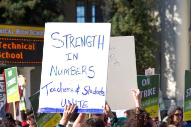 Oakland, Ca - 21 Şubat 2019 Oakland öğretmenleri Oakland Teknik Lisesi 'nin dışında grev yaptılar, sonra da belediye binasına yürüdüler. Daha küçük sınıflar ve daha büyük maaş çekleri için savaşıyorlar..