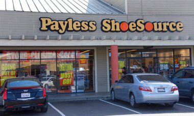 San Leandro, Ca - 21 Şubat 2019: Payless Shoe Source Inc, merkezi Kansas 'ta bulunan ve Usa Today' in haberine göre ABD 'deki yerleri yakında kapatılacak olan bir Amerikan indirimli ayakkabı perakendecisi.
