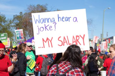 Oakland, Ca - 22 Şubat 2019 Oakland öğretmenleri Defrethe Park 'ta 2. gün grev yapıp şehir merkezine yürüdüler. Daha küçük sınıflar ve daha büyük maaş çekleri için savaşıyorlar..